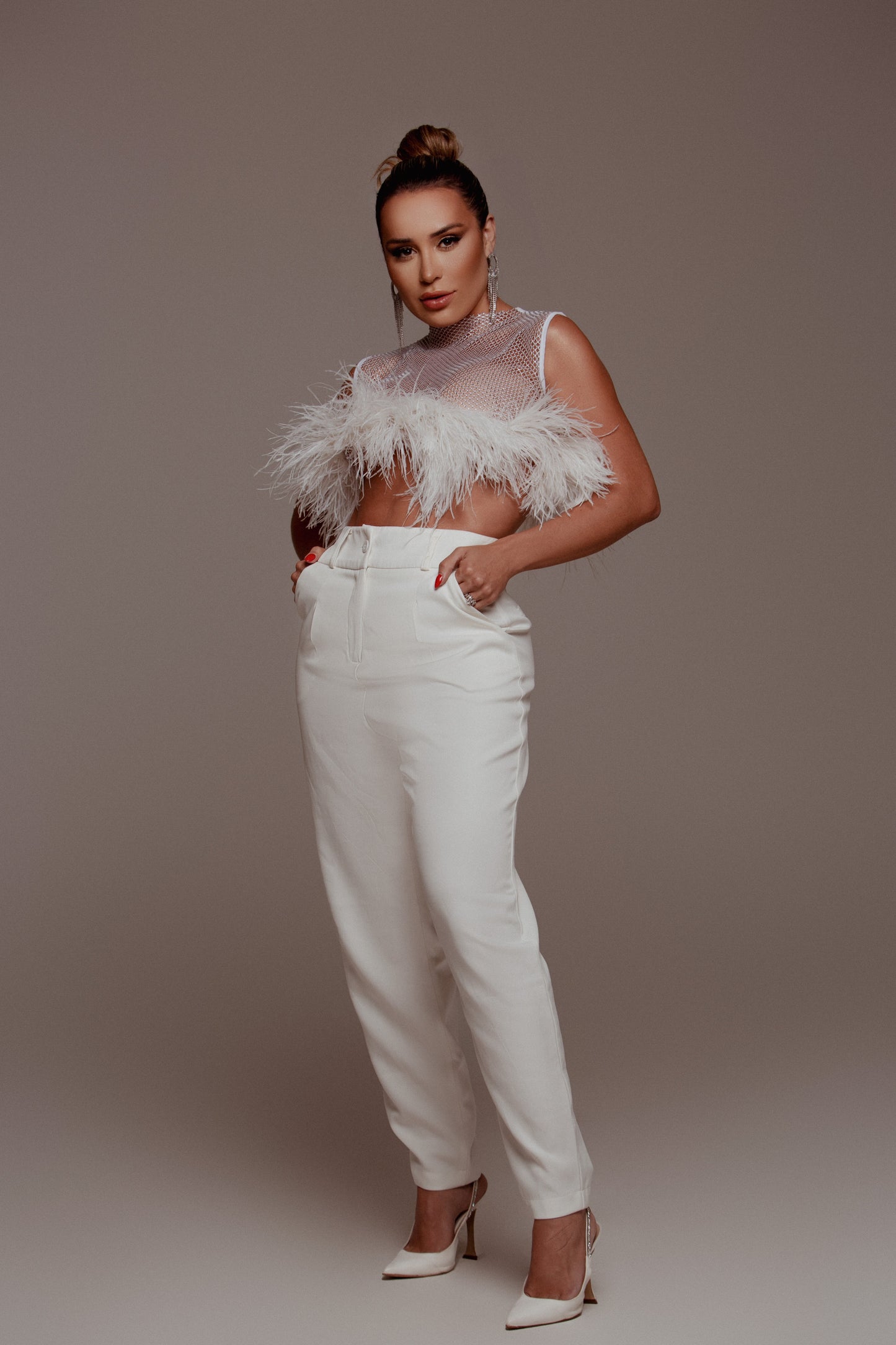 Cropped cravejado com plumas