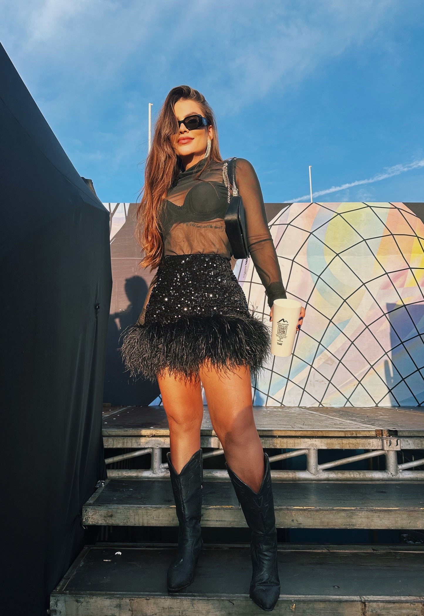Saia bordada com plumas