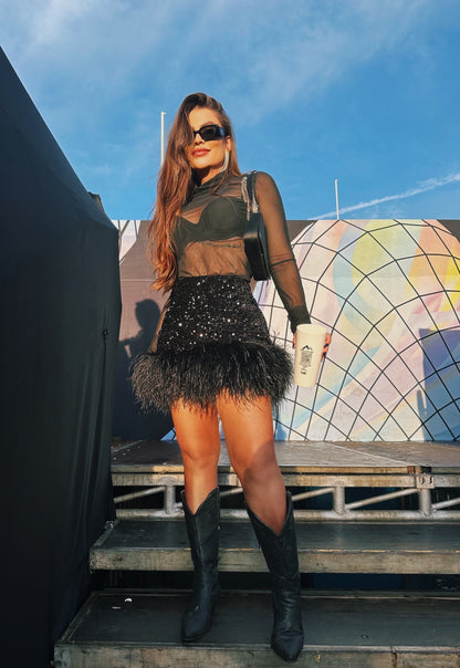 Saia bordada com plumas